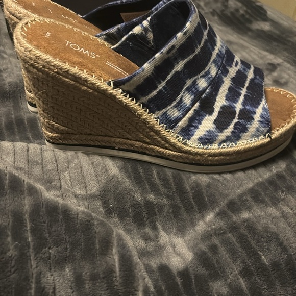tom’s canvas tie-dye with blue and white open heel open toed wedges. - Picture 2 of 7